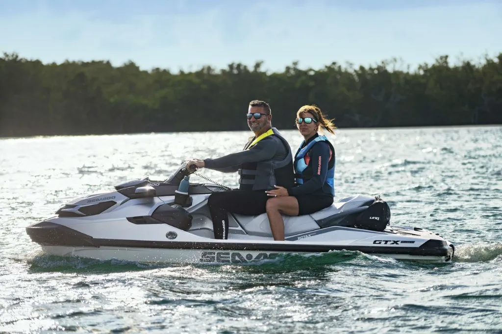 sea-pwc-my24-tour-gtx-ltd-whitepearl-act-lifestyle-0000-248-rgb.webp